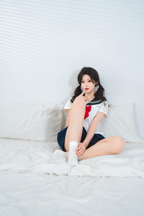 日系水手服・浅灰背景 被定格的青春心事 封面缩略图