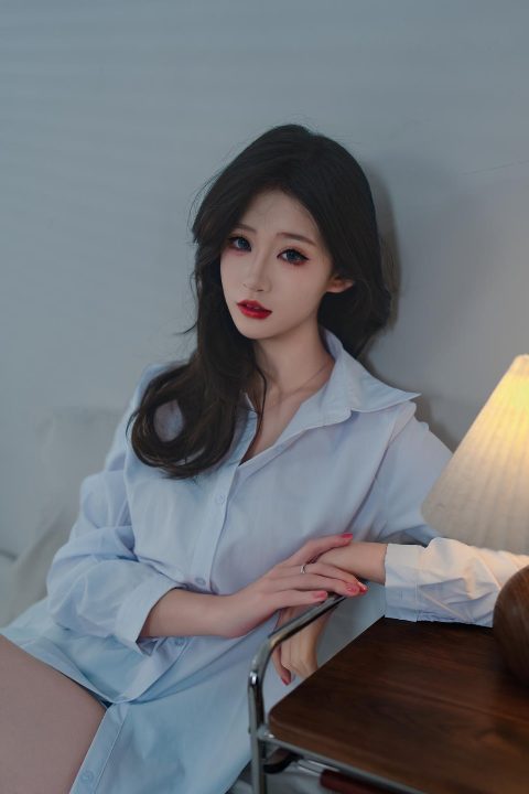 白衬衫的慵懒叙事 封面缩略图