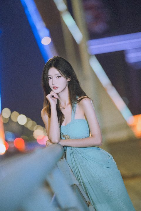 模特林瑜 ｜ Vol.70 - 桥灯下的挂脖礼服 封面缩略图