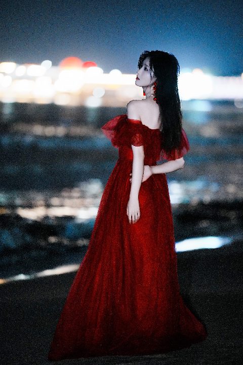 深夜碧海，红纱美人赴一场海上夜景之约 封面缩略图