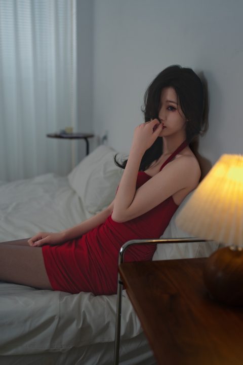 暖灯夜话・红裙里的慵懒心事 封面缩略图