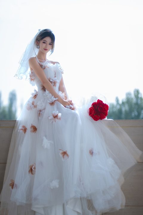 仙气抹胸花朵婚纱 · 新娘与红玫瑰的浪漫定格 封面缩略图