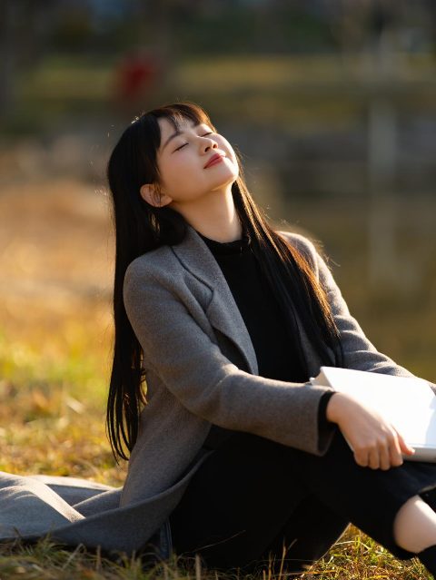 秋日光影・与书为伴的温柔午后 封面缩略图