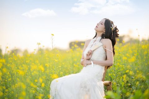 花田为墨，白裙为诗 封面缩略图