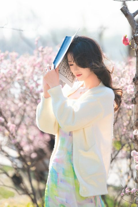 书中自有颜如玉・春日湖畔 书卷与花 封面缩略图