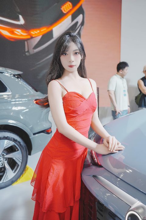 A7M4+35GM 车展实拍｜奥迪车模红裙写真全记录 封面缩略图