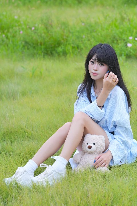 模特小月 ｜ Vol.84 - 草地上的少女 封面缩略图