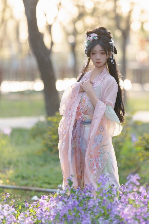 浅粉汉服・花谢之前的春日余烬 封面缩略图