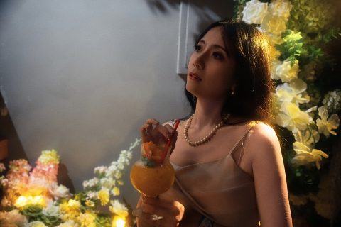 高级感缎面吊带裙・暗调吧台 深夜里的情绪独白 封面缩略图