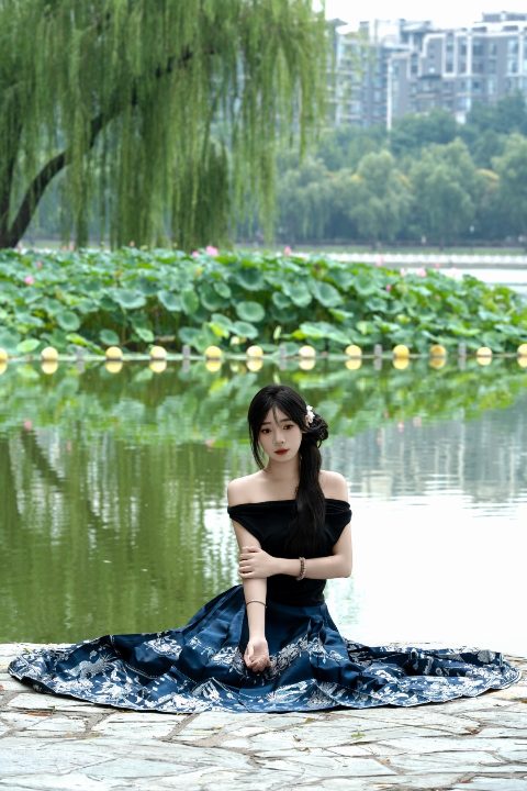 柳下听荷，青花少女 封面缩略图