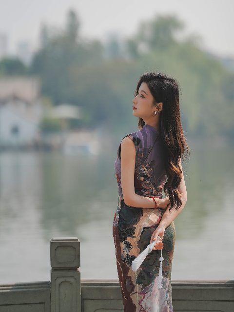 旗袍・烟雨湖岸 封面缩略图