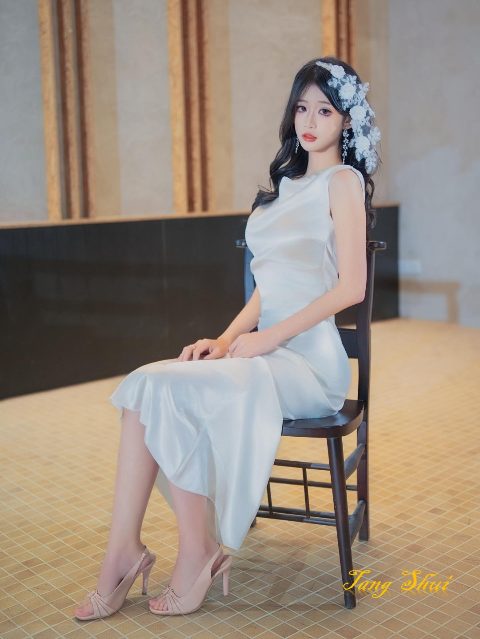 丝裙映暖，花饰添芳 封面缩略图
