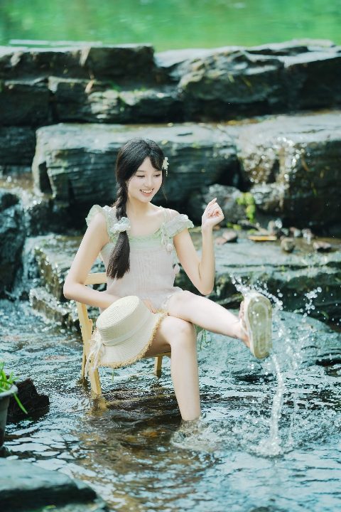 青柠夏日 戏水少女 封面缩略图